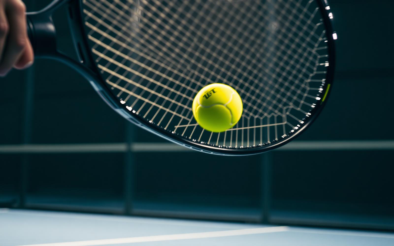 Paleta de pádel golpeando la pelota